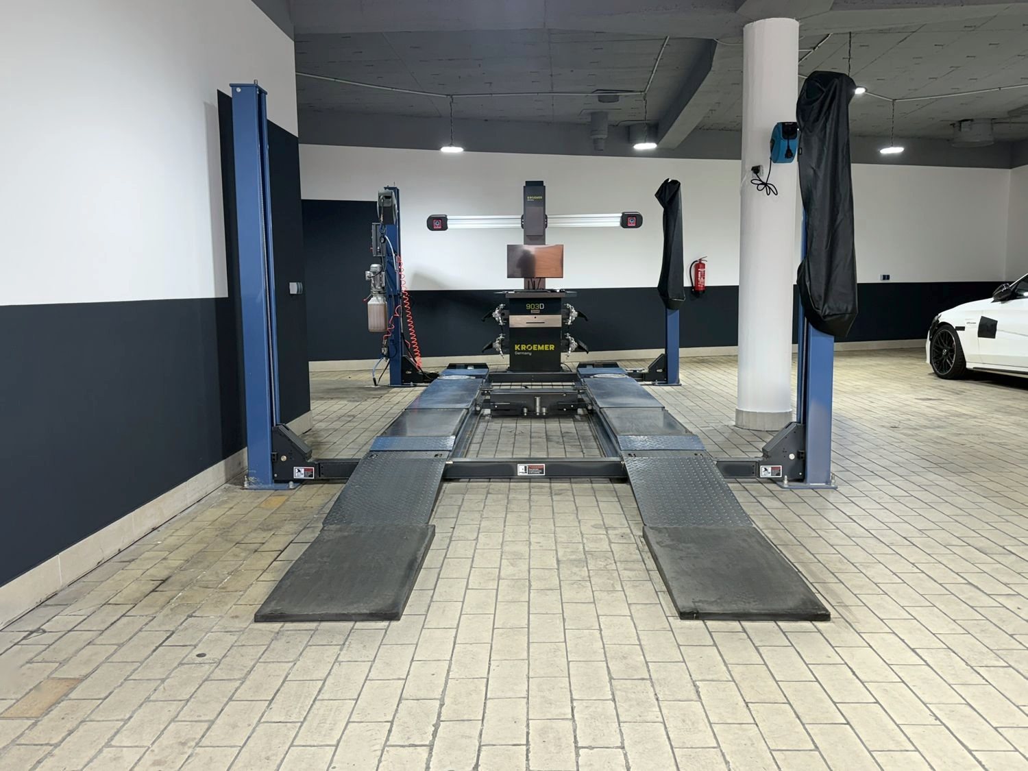 Halle der HAK KFZ Gutachterzentrale mit Hebebühne, Auffahrrampen und 3D-Achsvermessungsgerät