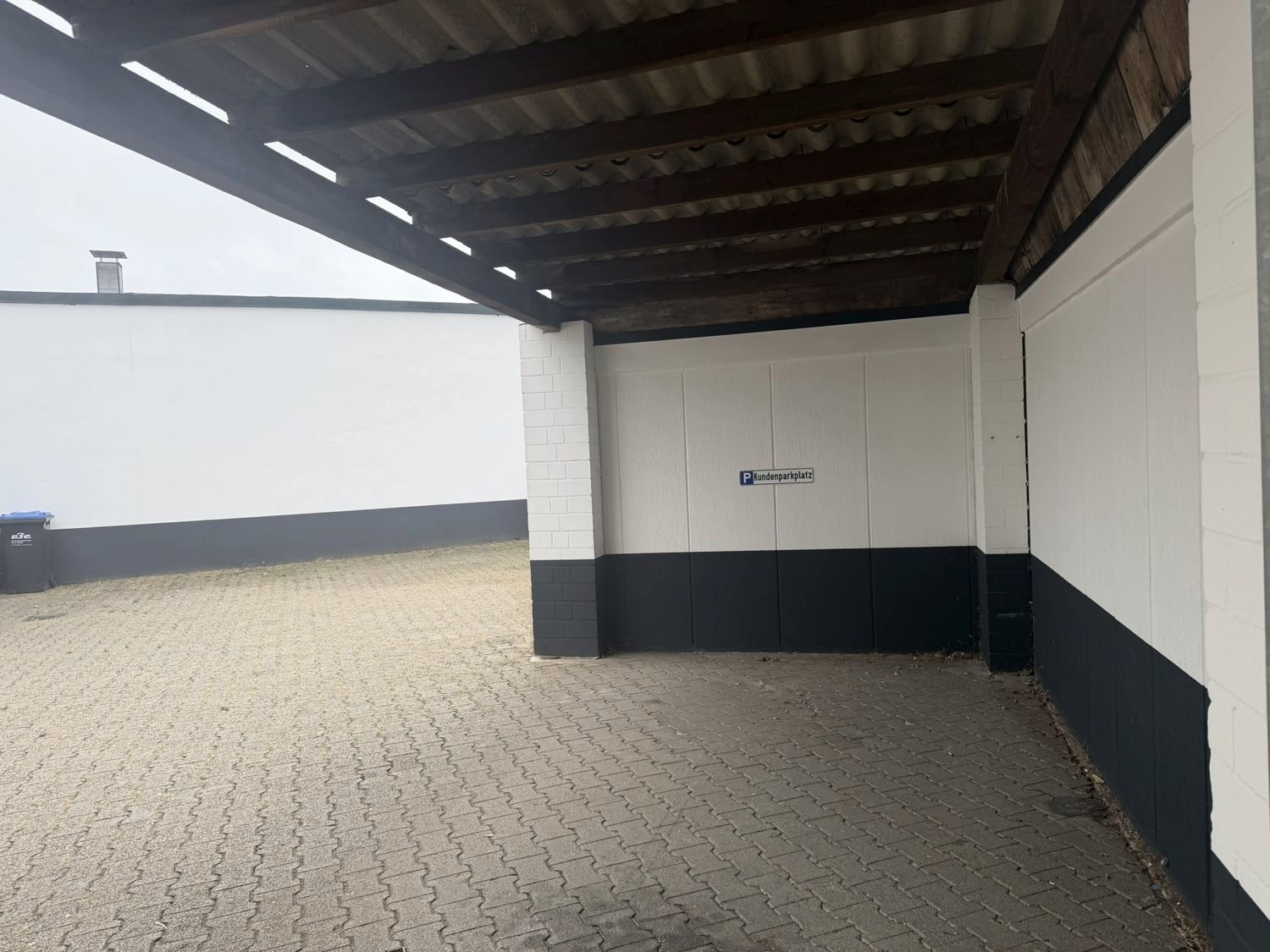 Überdachter Kundenparkplatz der HAK KFZ Gutachterzentrale